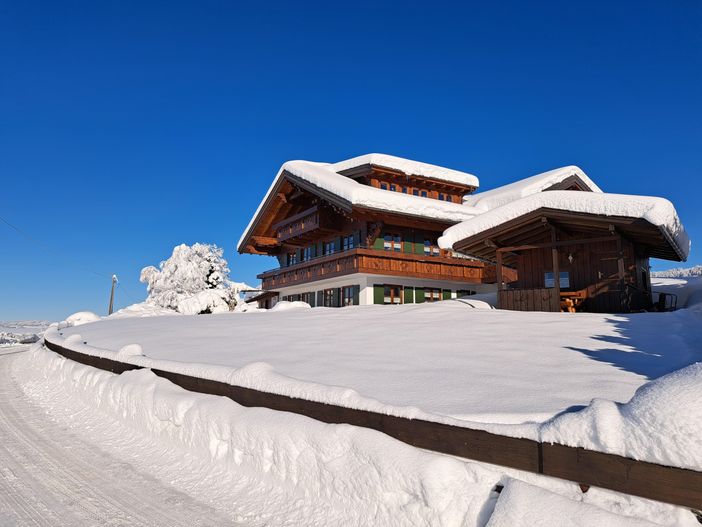 Haus mit Gartenhaus im Winter