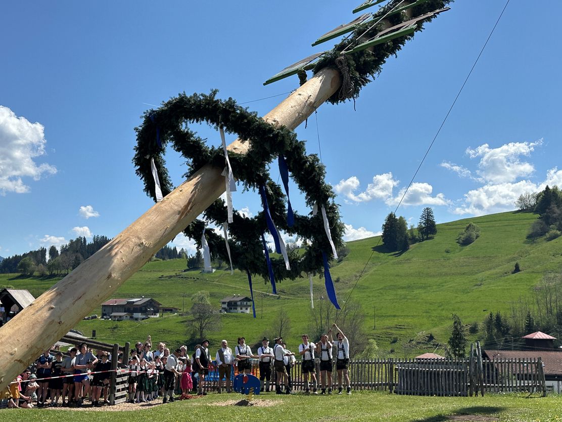 Maibaumaufstellen in Gunzesried
