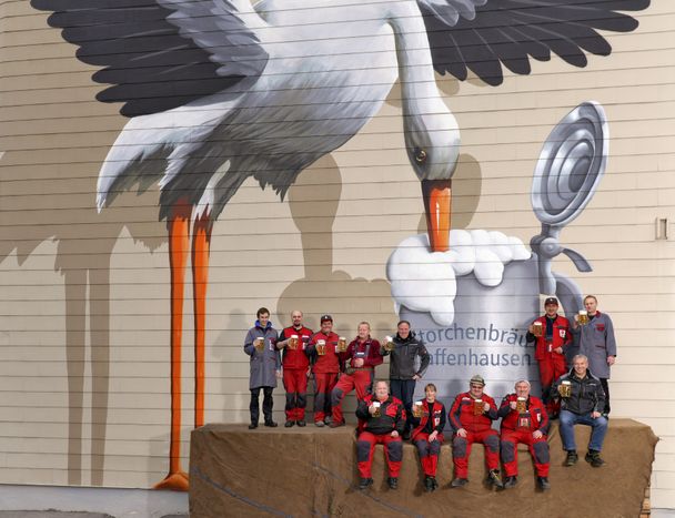 Team Storchenbräu vor Graffiti in Brauerei