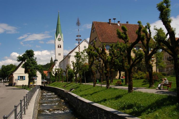 Das idyllische Bild vor der Kirche in Weiler