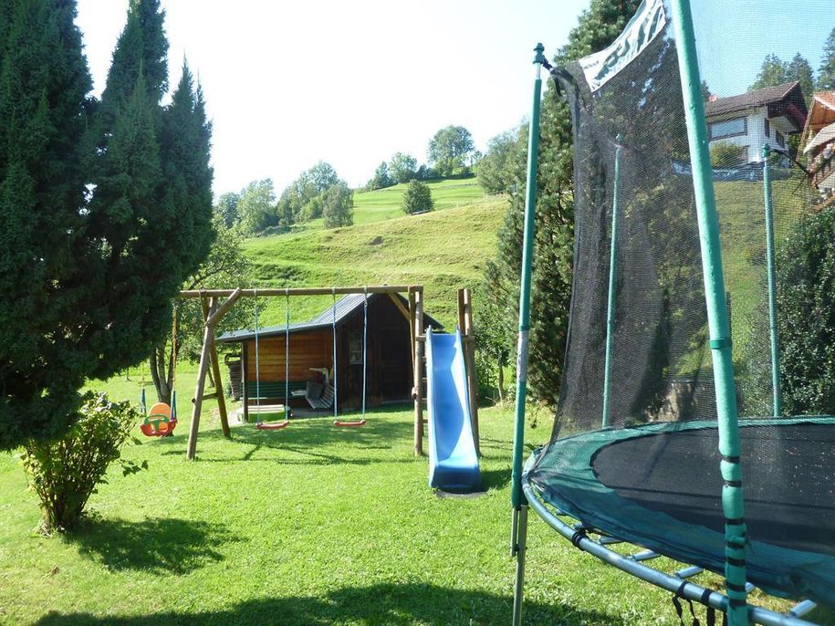Garten mit Spielplatz