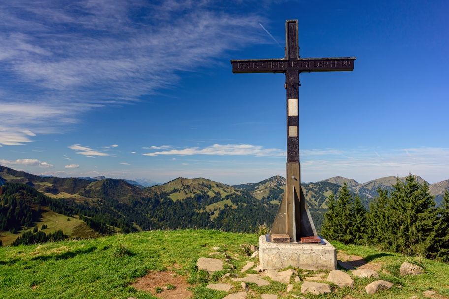 Hörnerpanoramaweg - weite Ausblicke in malerische Landschaft