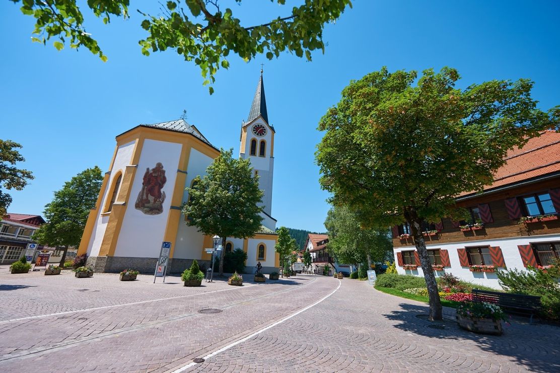 Blick auf die Pfarrkirche St. Peter und Paul