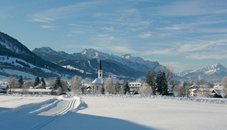 Blick von der Loipe auf Trauchgau, Buchenberg, Tegelberg, Säuling und Thannheimer Berge