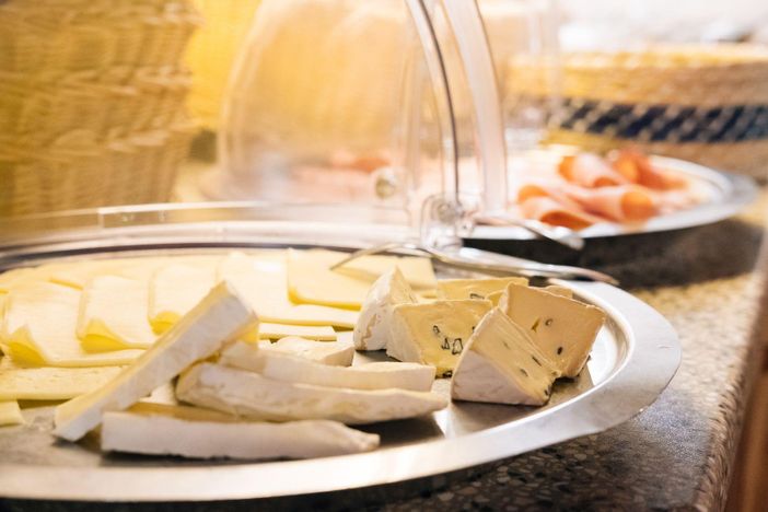 Käseauswahl am Frühstücksbuffet