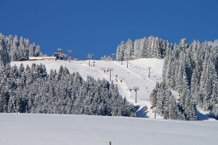 Glitzerschnee, tiefblauer Himmel, knirschende Wege