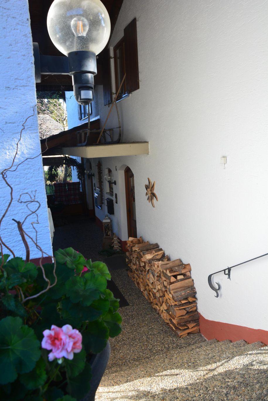 Zugang zur Haustüre CASA MONTANA
