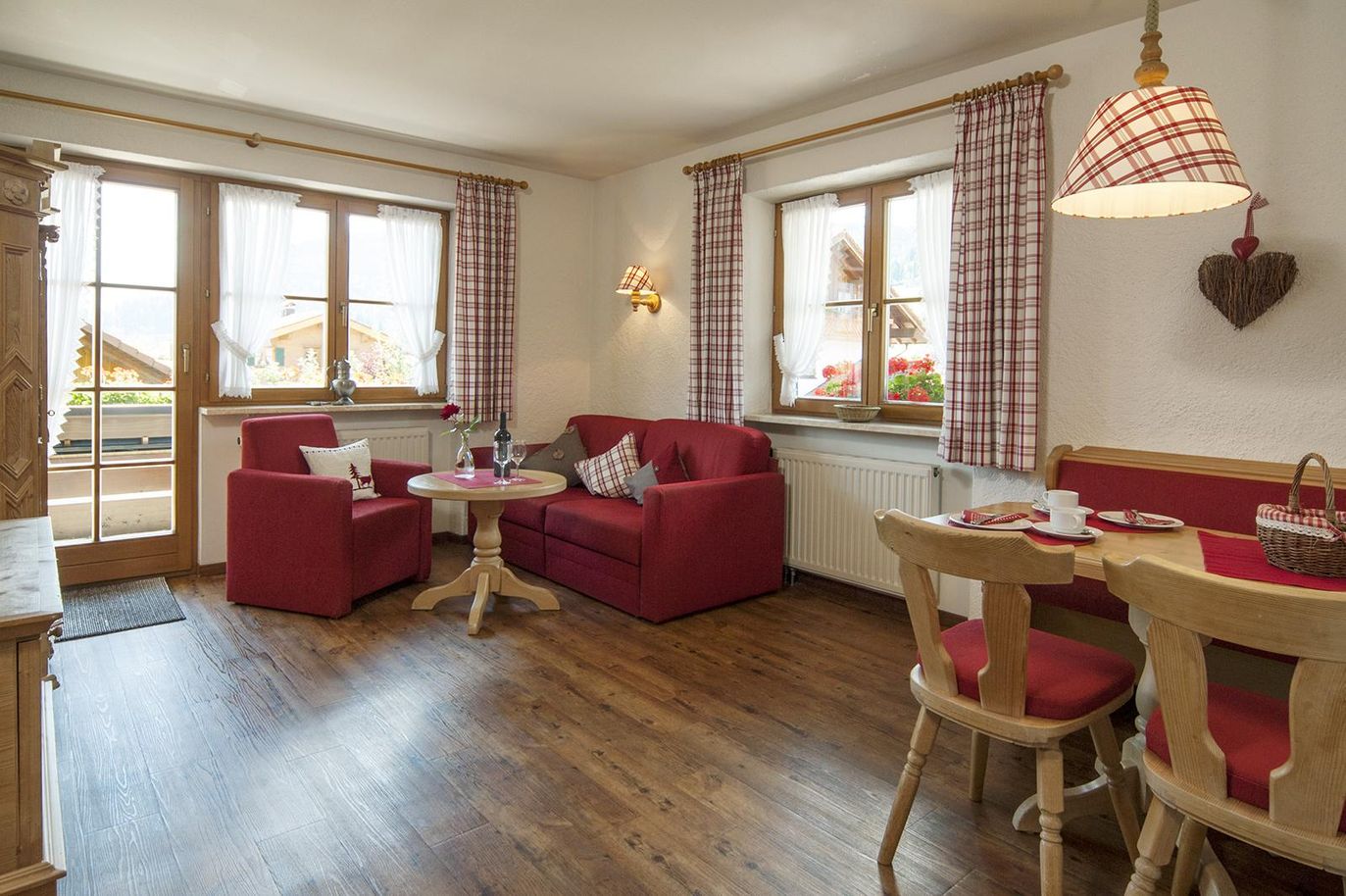 Wohnzimmer mit Essbereich