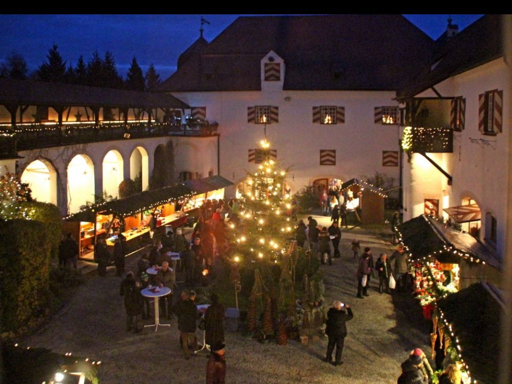Jährlich veranstalten wir einen romantischen Weihnachtsmarkt
