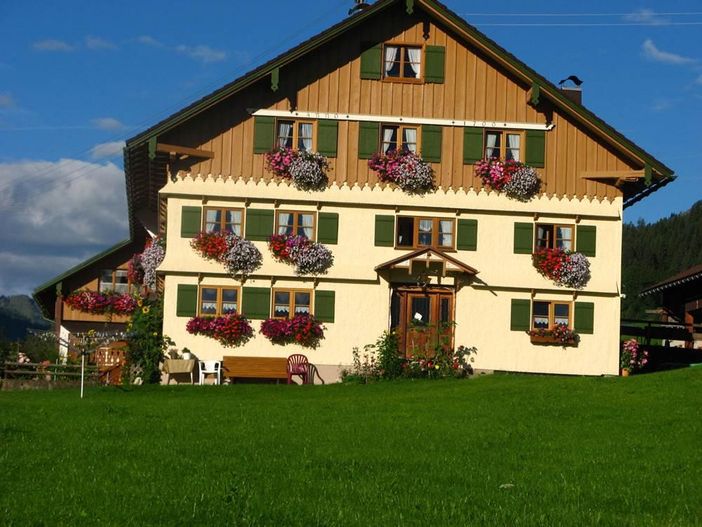 Unser Haus mit Sommerblumen