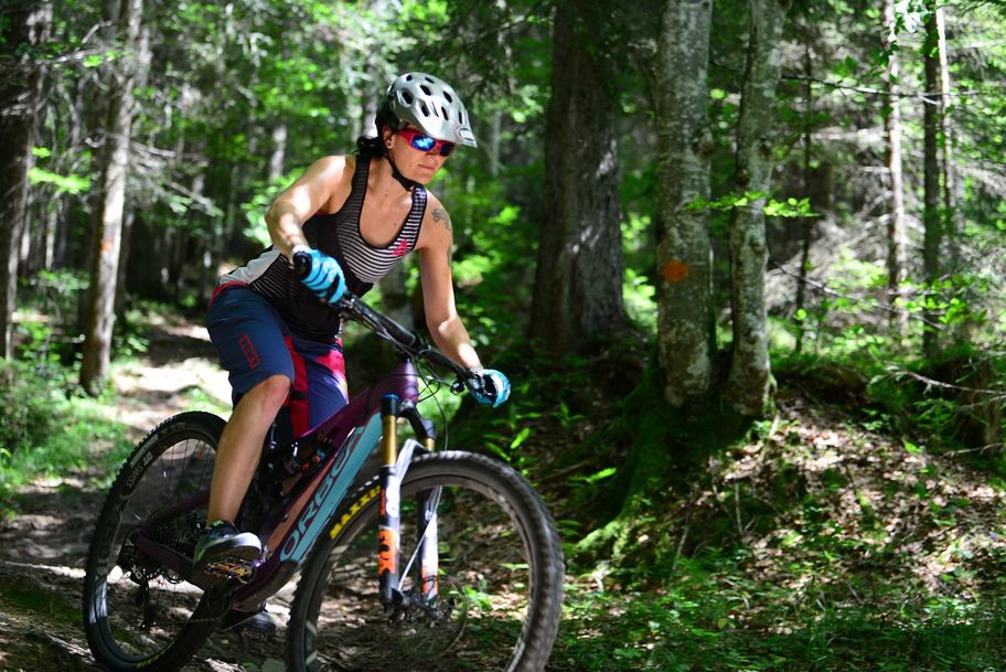 Mountainbikerin bei der Abfahrt im Großen Wald