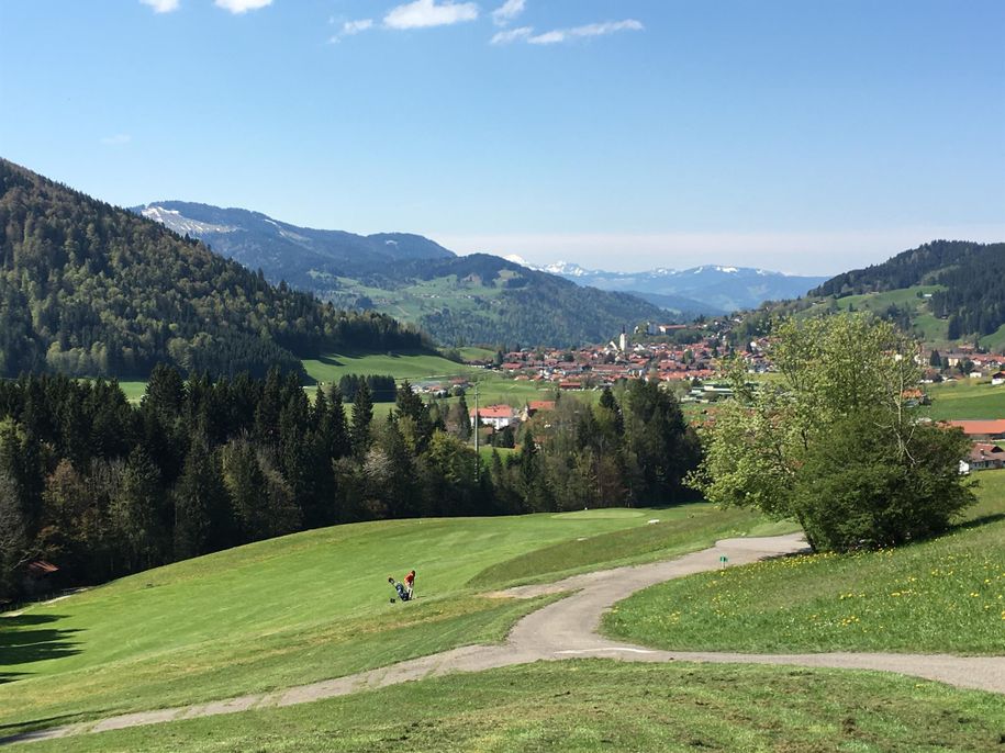 Blick vom Golfplatz Bufflings auf Oberstaufen