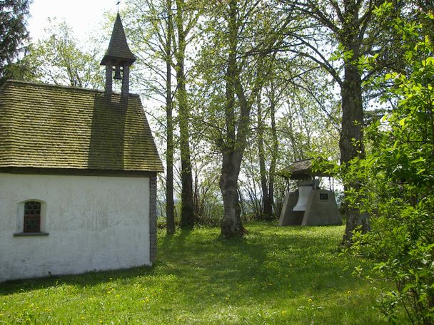 St. Rochus-Kapelle auf dem Seeger Pestfriedhof mit Kirchturmglocke