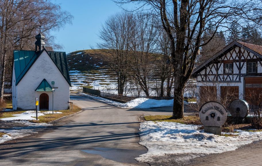 Kapelle und Tannenmühle im Lengenwanger Ortsteil Sigratsbold.