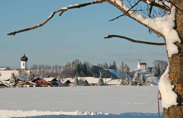 Blick auf Bayerniederhofen mit der Kirche St. Michael (links) und auf die Kapelle St. Peter (rechts)