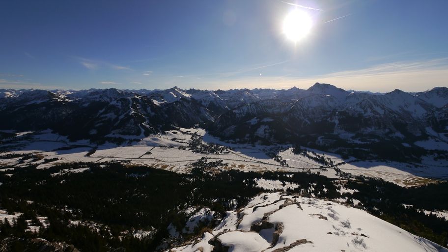 Am Gipfel des Einstein im Winter - Blick über das Tannheimer Tal