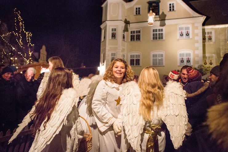 isny-winter-isnyer-schlossweihnacht-kleine-engel-beim-engelefliegen-foto-ernst-fesseler-org