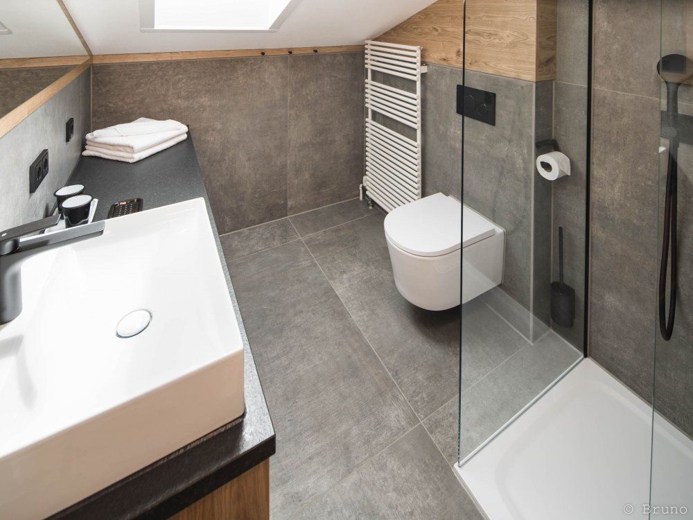 Edles Design-Bad mit Regendusche, Fußbodenheizung, Naturstein und Gessi-Armaturen