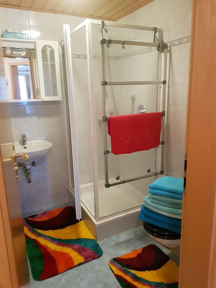 Badezimmer mit Dusche