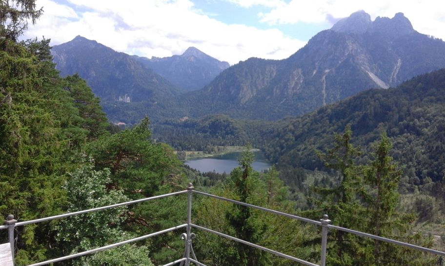 Blick vom Kalvarienberg auf die Schlösser Hohenschwangau und Neuschwanstein