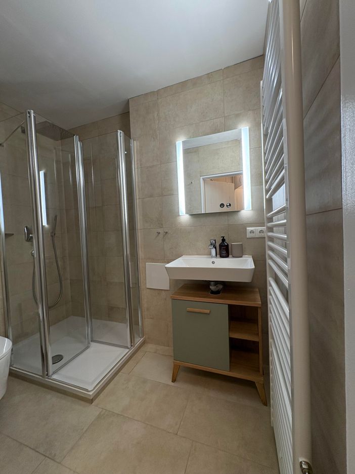 Badezimmer mit Handtuchtrockner