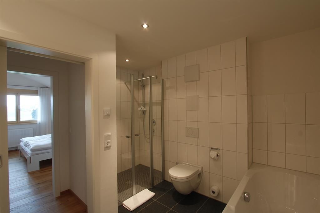 Badezimmer mit Dusche und Badewanne