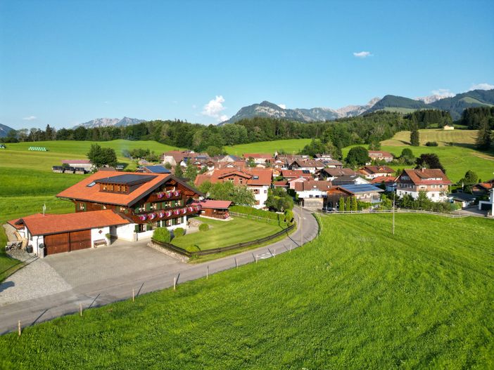 Haus im Sommer mit Blick ins Dorf Margarethe
