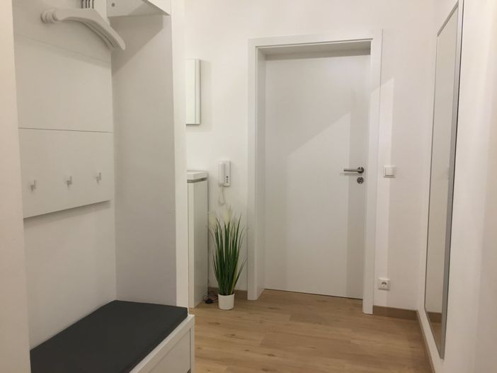 Garderobe mit Sitzbank und Schublade