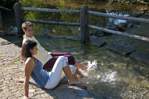 Entspannung am Naturkneippbecken in Fischen