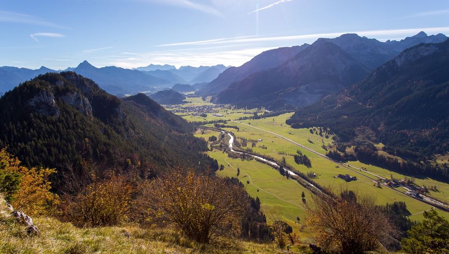 Blick in Richtung Vils unterhalb der Ruine Falkenstein