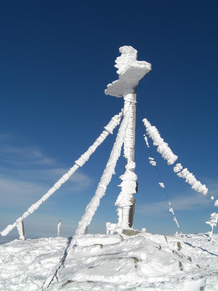 Winterliches Gipfelkreuz am Riedbergerhorn