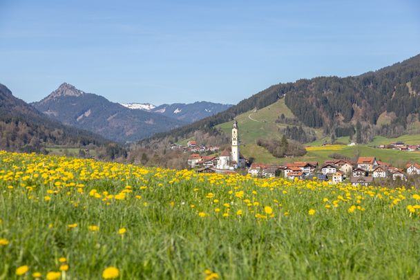 Blick zur Kirche St. Nikolaus von Pfronten-Meilingen