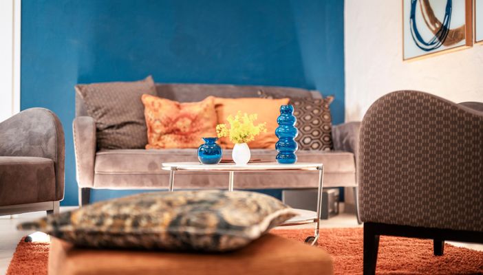 Lobby, 2Sitzer, Blaue Wand, Stimmung