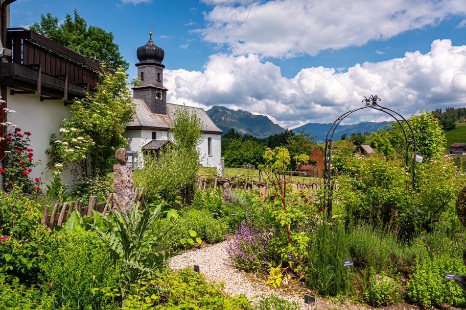 Kräutergarten an der Kappe St. Nikolaus in Gunzesried