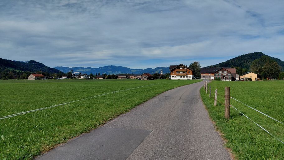 Weg zurück ins Dorfzentrum von Hittisau