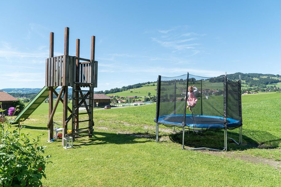 Rutsche und Trampolin auf unserer Spielwiese