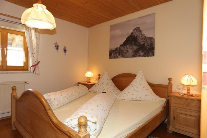 Eltern-Schlafzimmer mit Doppelbett (Mittagblick)