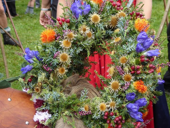 Kranzrind mit Bergblumen