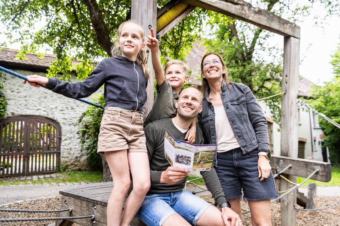 Familie auf dem Spieloasen- und Erlebnisweg in Leutkirch im Allgäu