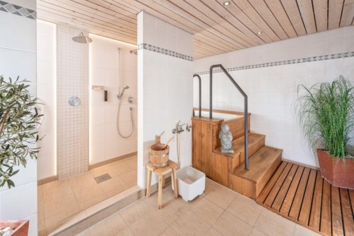 Duschen und Tauchbecken in der Sauna