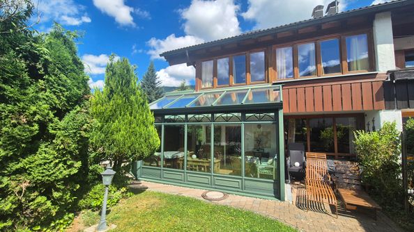 Hausansicht mit Wintergarten und Terrasse