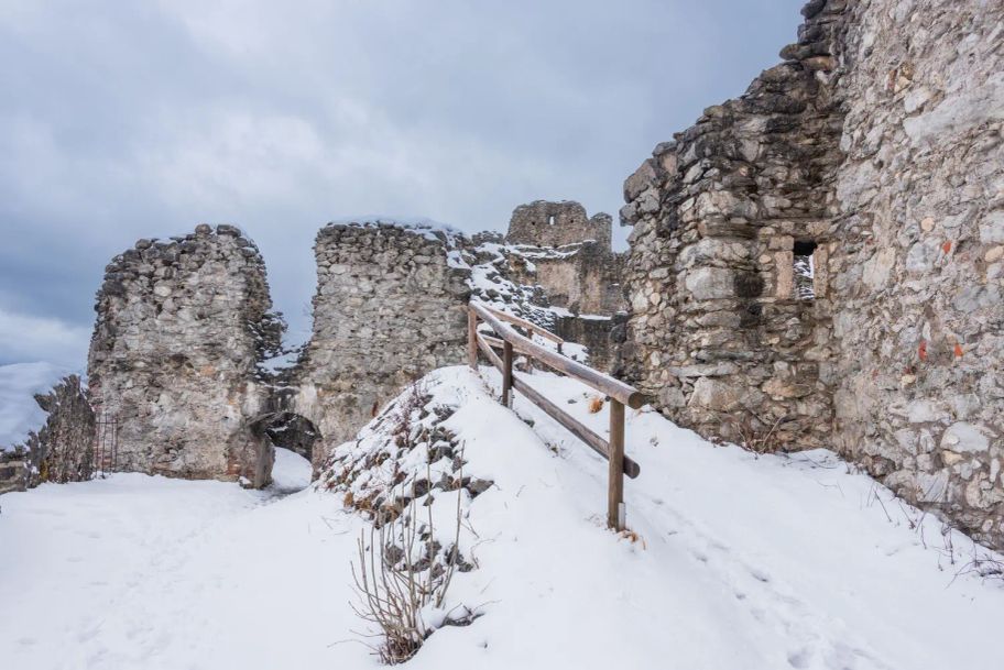 Rundweg im Inneren der Burgruine Hohenfreyberg.
