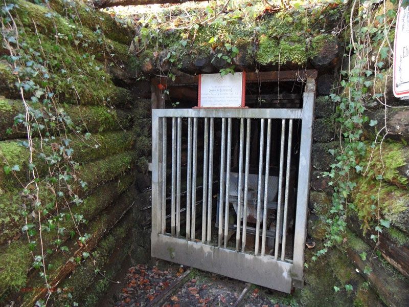 Ein ehemaliges Schieferkohlebergwerk am Radweg bei Nesselwang
