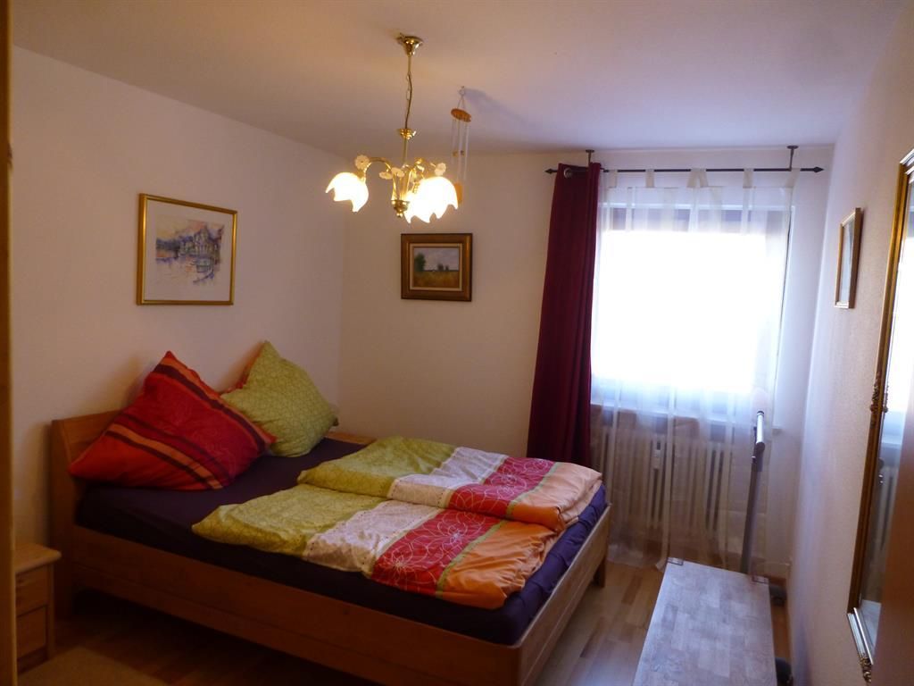 Ruhiges Schlafzimmer mit breitem Naturbett