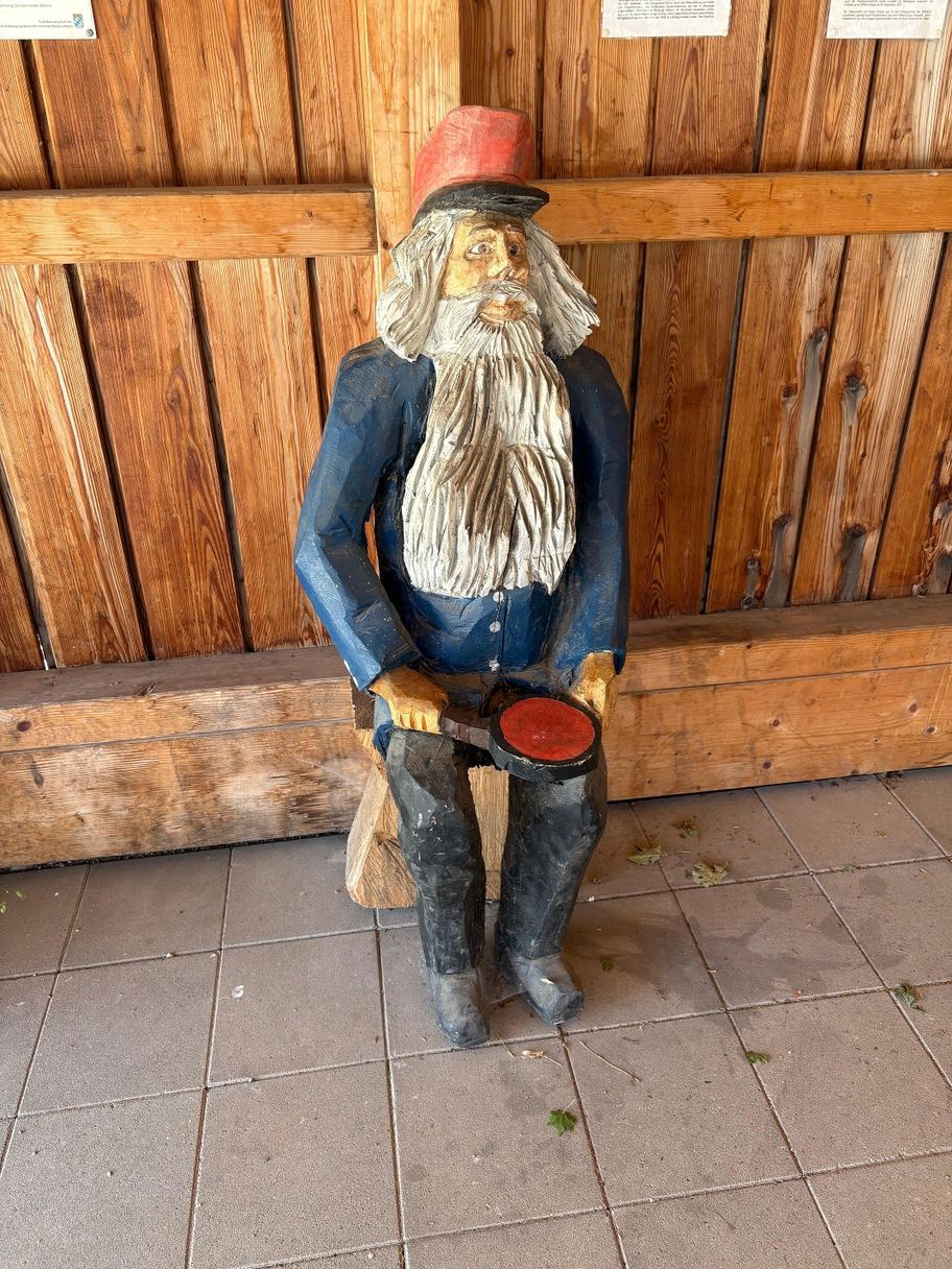 Holzfigur im Bahnhof Linden