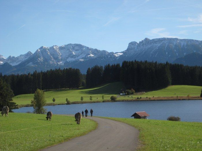 Wandern vor Bergkulisse