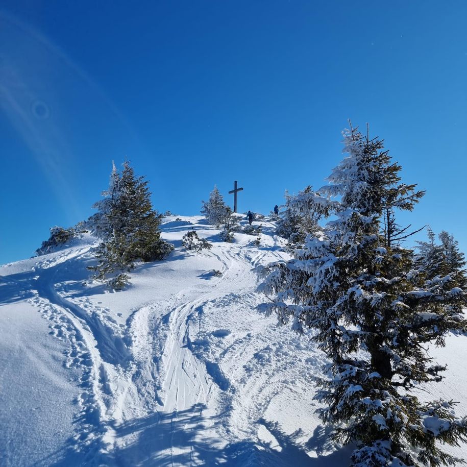 Iseler Gipfel Kreuz im Winter