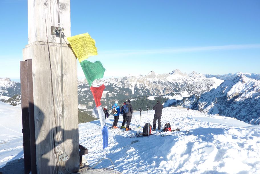 Tibetische Gebetsfahnen am Gipfelkreuz der Sulzspitze
