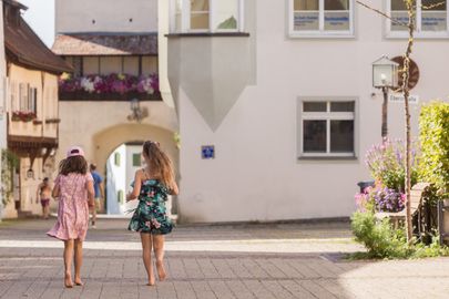 Rätsel, Puzzle und spannende Geschichten leiten Familien mit Kindern  durch die Isnyer Altstadt und die Natur.