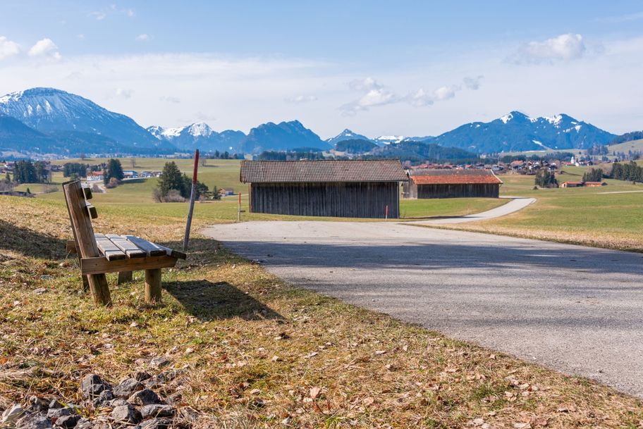 Aussichtsbank mit Blick Richtung Hopferau und Bergwelt.